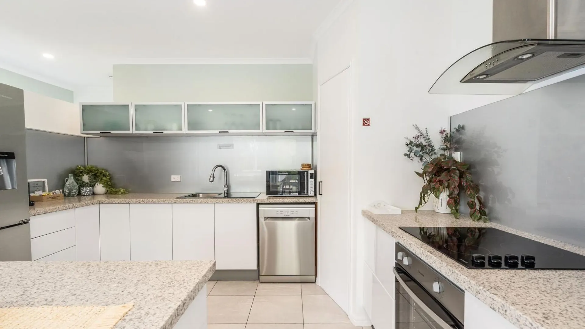 3 Seacrets At Shelly Apartment Urangan