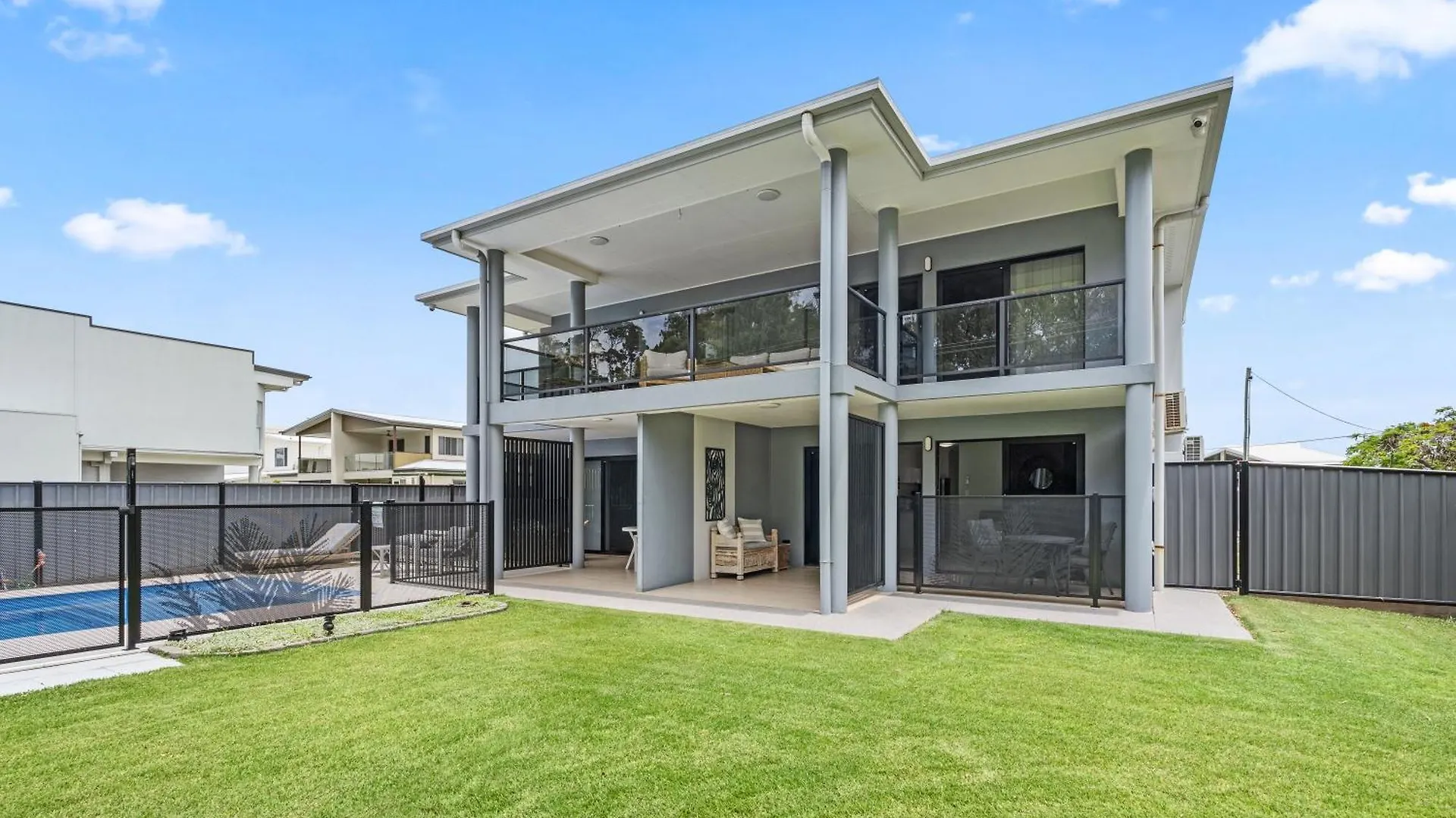 3 Seacrets At Shelly Apartment Urangan